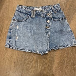 Zara denim skort size 10. Excellent condition. Super cute!